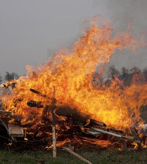 Det er kun Skt. Hans aften du må afbrænde haveaffald som Skt. Hansbål.