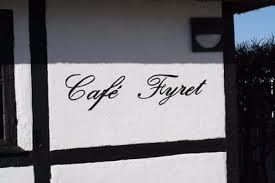 Måske kan vi gå en tur ud til den lille café ved fyret mens grillen varmer op?