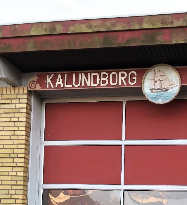 Hjertestarter er placeret på væggen til højre for porten